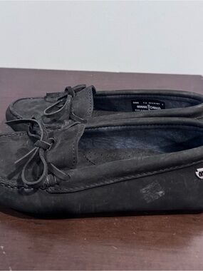 Minnetonka Men’s Black Suede Moccasin Slippers with Bow